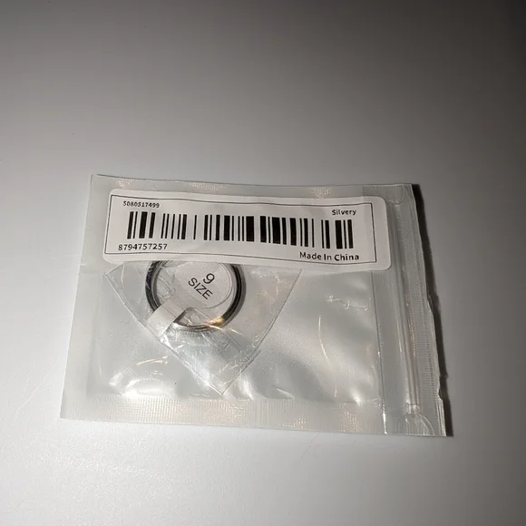 Fashion sparkly ring/band - Picture 4 of 10